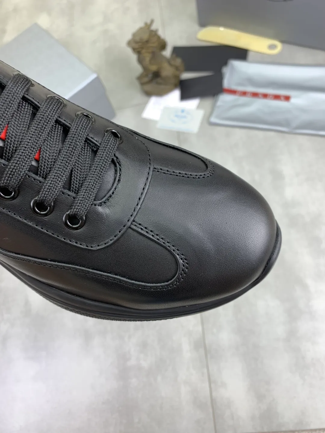 Men's Men's Shoes 💰P520 💰【New Style】 The latest model of high-quality PRADA classic men's shoes has been launched on the official website with a 1:1 replica, synchronized in Hong Kong counters, and on the same catwalk; all made of calfskin ➕Imported cowhide lining, 🍡🍡rubber The original outsole is 1:1 non-slip and wear-resistant; comfortable to wear, attractive in style, fine in workmanship, and equipped with a simple and neat shoe last, showing a man's boldness and toughness, 👍size 38 to 44 (45 can be customized) black White color🉑️choose